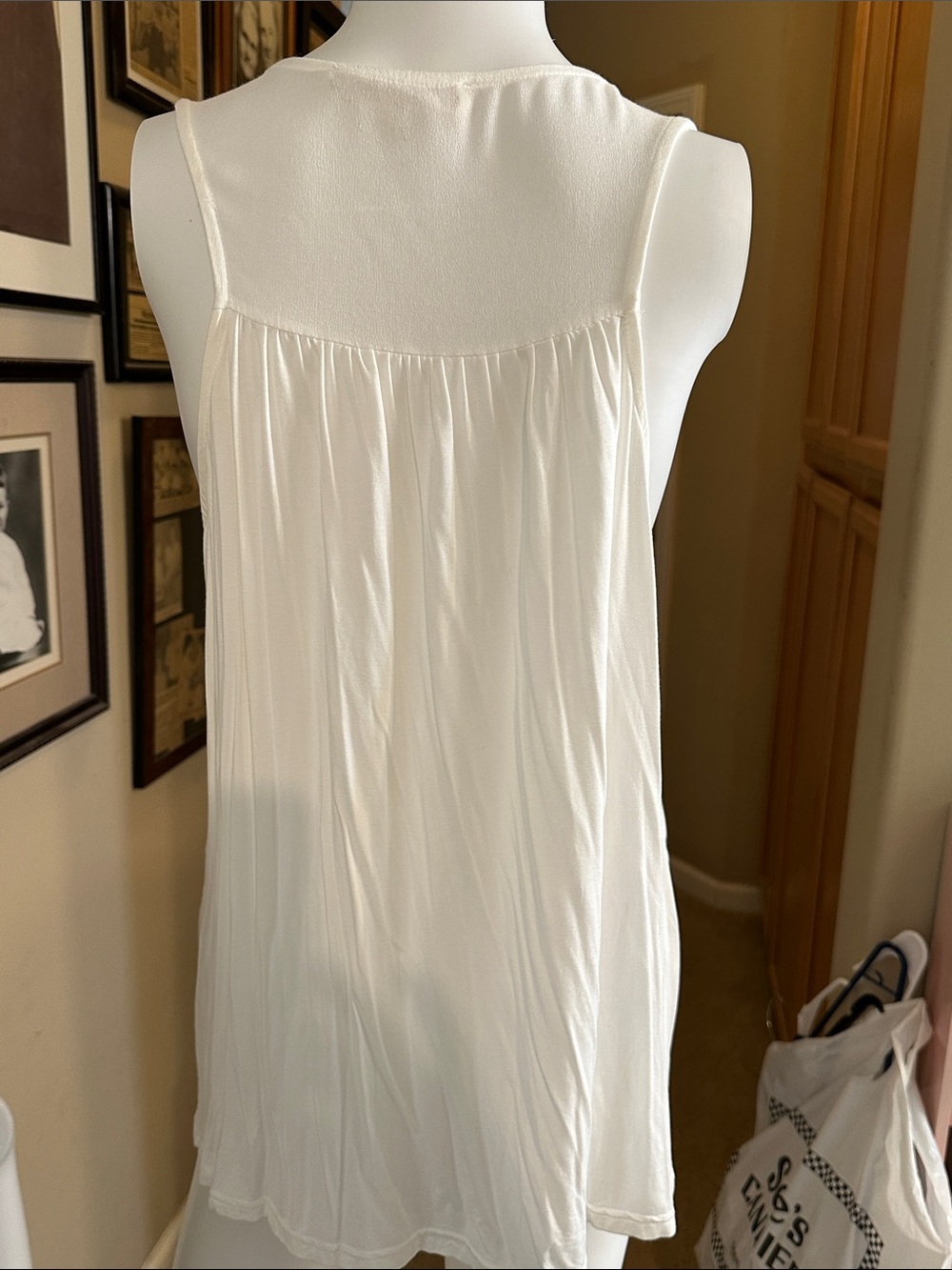 POL White Floral Lace V-Neck Tank Top - Picture 4 of 6
